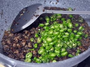 倒入青椒，继续翻炒。