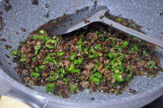 将辣味炒出即可，关火起锅，不用放盐，芽菜自带咸味。