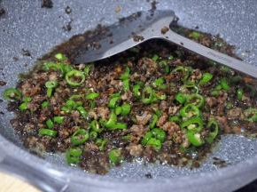 将辣味炒出即可，关火起锅，不用放盐，芽菜自带咸味。