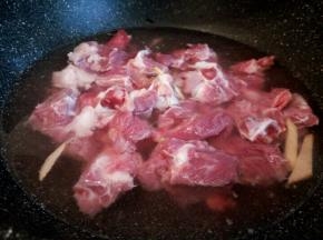 冷水下锅，加生姜，料酒，焯水