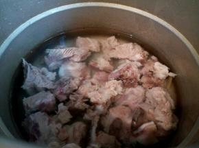 焯好水放入高压锅，加料酒生姜，压熟