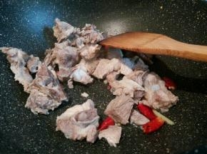 先把生姜，蒜，干辣椒炒香，再放入排骨翻炒
