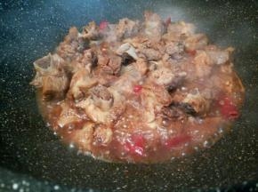 再加生抽3勺，老抽少许，排骨原汤2勺，慢慢炖入味，