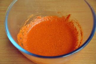 将新奥尔良烤肉料倒入碗中，加35克的水搅拌均匀。同时给鸡腿割几个小口，或者扎很多小孔，多扎一点更容易进味。