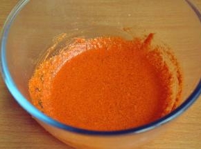 将新奥尔良烤肉料倒入碗中，加35克的水搅拌均匀。同时给鸡腿割几个小口，或者扎很多小孔，多扎一点更容易进味。