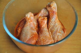 将鸡腿和腌料混合均匀，盖上保鲜膜，放入冰箱腌制15个小时以上，让鸡腿充分入味。