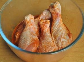 将鸡腿和腌料混合均匀，盖上保鲜膜，放入冰箱腌制15个小时以上，让鸡腿充分入味。