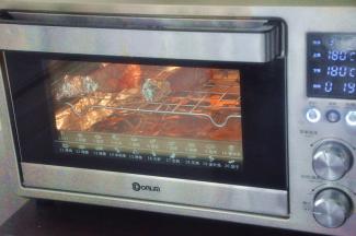 放入提前预热好的烤箱180度，先烤20分钟。