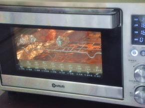 放入提前预热好的烤箱180度，先烤20分钟。