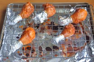 将烤网拿出来，刷一层蜂蜜和橄榄油混合液，再给鸡腿翻面，放入烤箱烤10分钟。