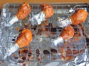 将烤网拿出来，刷一层蜂蜜和橄榄油混合液，再给鸡腿翻面，放入烤箱烤10分钟。