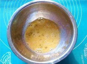 鸡蛋加油打散；
