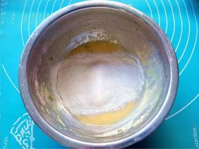 泡打粉和低粉混合后过筛加入；