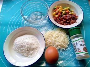 准备好所需食材；马苏里拉芝士用擦子擦成碎；
玉米粒，青豆和胡萝卜碎用水焯烫过；洋葱和肉粒煸炒过；
