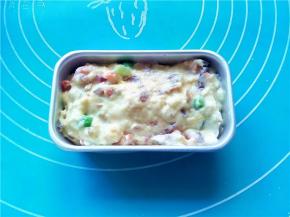 将蛋糕糊放入小长条模具中；