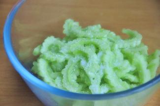 用少许盐腌10分钟，一来有助于减轻苦瓜的苦涩味，二来炒出来的苦瓜更脆口。腌后洗净沥干备用。