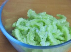 用少许盐腌10分钟，一来有助于减轻苦瓜的苦涩味，二来炒出来的苦瓜更脆口。腌后洗净沥干备用。