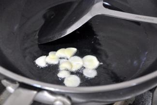 锅烧热下少许油，放入蒜片。