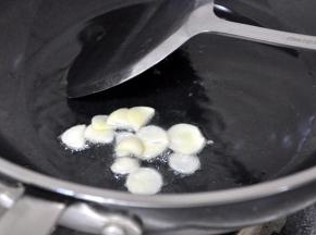 锅烧热下少许油，放入蒜片。