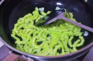 倒入苦瓜中火煸炒至表面微皱颜色金黄，煸炒的过程要有耐心。