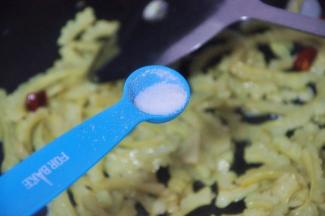 辣椒出味后，倒入少量的盐， 炒匀起锅。