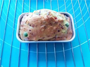 放入预热好的烤箱，185℃烤制25分钟左右，烤制好的蛋糕取出。