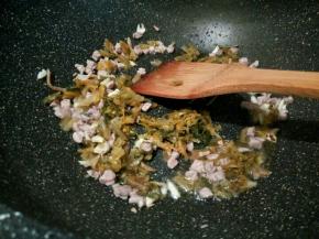 锅里放油先煸炒牛肉丁，然后再放咸菜炒