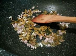 锅里放油先煸炒牛肉丁，然后再放咸菜炒