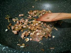 再放一勺生抽调味，