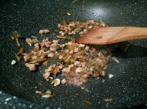 再放一勺生抽调味，