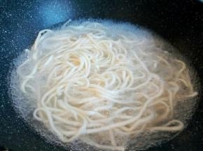 水微开的时候，下面条，中间加2次冷水，就可以熟了，