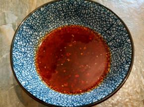 碗里放辣椒酱一勺，芝麻油一勺，生抽一勺，味精，盐适量，再放一勺刚才煮面的汤调开，