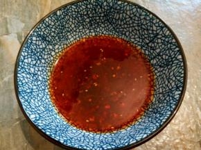 碗里放辣椒酱一勺，芝麻油一勺，生抽一勺，味精，盐适量，再放一勺刚才煮面的汤调开，