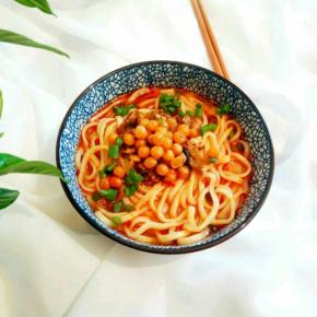 放上面条，放上咸菜牛肉丁。再放豌豆和葱花就可以。