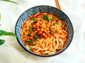 放上面条，放上咸菜牛肉丁。再放豌豆和葱花就可以。