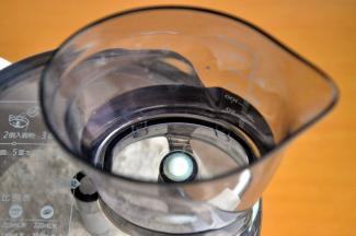 将水杯卡在面条机上，确保水进入了面条机。