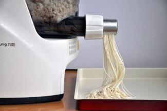 随着时间的推移，面条机开始出面。