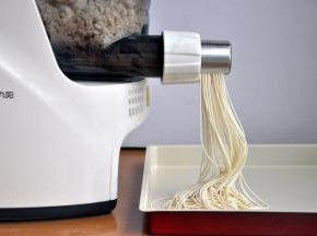 随着时间的推移，面条机开始出面。