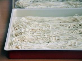 制作好的龙须面条。