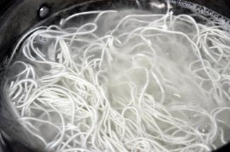 面条比较细，不易久煮，水开后倒进锅中，煮至偏硬的程度，捞起过凉水冲掉淀粉。