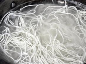 面条比较细，不易久煮，水开后倒进锅中，煮至偏硬的程度，捞起过凉水冲掉淀粉。