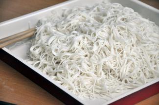 在面条里加入香油，用筷子将面条抖开抖散，细面条这一步要动作轻，避免扯断，如果不喜欢吃细面，可选择粗一号的面条，这样更劲道。