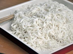 在面条里加入香油，用筷子将面条抖开抖散，细面条这一步要动作轻，避免扯断，如果不喜欢吃细面，可选择粗一号的面条，这样更劲道。