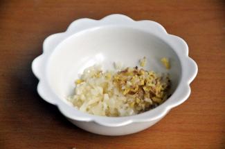 将姜和蒜切成末。