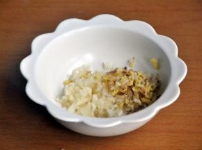 将姜和蒜切成末。