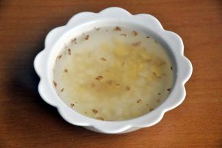 倒入凉开水，调制成姜蒜水。