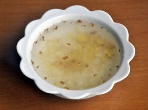 倒入凉开水，调制成姜蒜水。