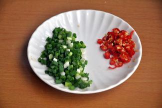 准备葱花和小米辣，放不放辣椒，根据自己的喜好。