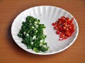 准备葱花和小米辣，放不放辣椒，根据自己的喜好。