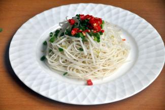 撒上葱花和辣椒。